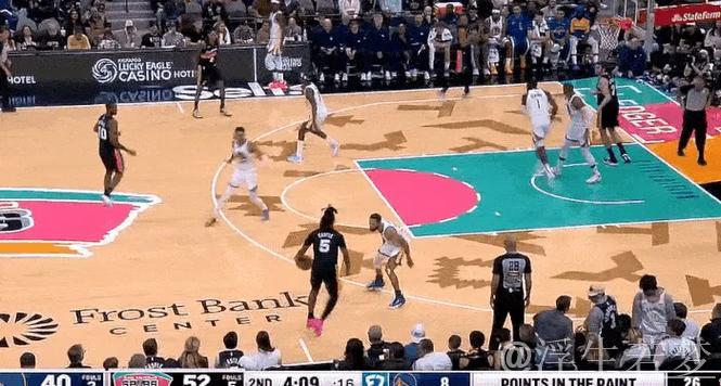 卡斯尔抢板快攻全场飞驰 旋转上篮命中